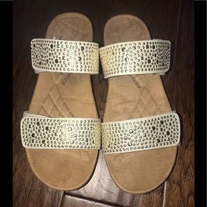 NWT Easy Spirit sandal in shimmery beige-size 9